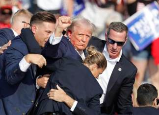 Trump con el puño en alto tras recibir un disparo, una imagen para la historia El expresidente estadounidense y candidato republicano Donald Trump con el puño en alto y la cara ensangrentada tras ser alcanzado este sábado por un disparo durante un mitin en Butler (Pensilvania). EFE/EPA/DAVID MAXWELL