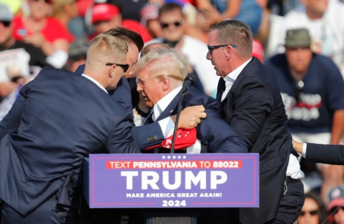 El expresidente estadounidense Donald Trump es evacuado del escenario por el servicio secreto después de un incidente durante un mitin de campaña en el Butler Farm Show Inc. en Butler, Pensilvania (EE.UU.). EFE/David Maxwell