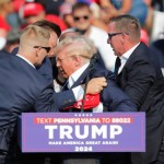 El expresidente estadounidense Donald Trump es evacuado del escenario por el servicio secreto después de un incidente durante un mitin de campaña en el Butler Farm Show Inc. en Butler, Pensilvania (EE.UU.). EFE/David Maxwell