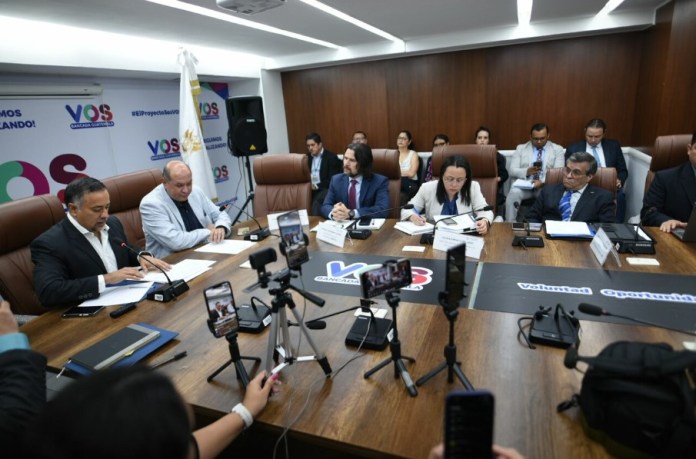 La directora de Diaco, Karina Donis, lee a los diputados los precios de productos agrículas que han encontrado en mercados como La Terminal. Foto: Fabricio Alonzo