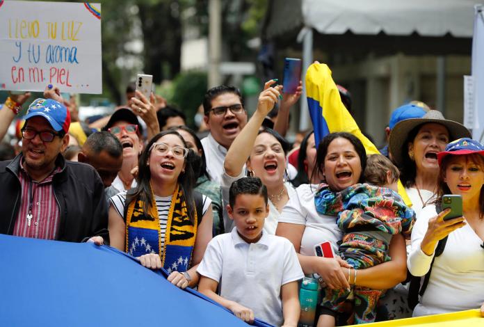 Ciudadanos venezolanos se reúnen a la espera de los resultados de las elecciones presidenciales en su país, este domingo frente a la Embajada de Venezuela en Cuidad de México (Venezuela). EFE/ Mario Guzmán