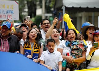 Ciudadanos venezolanos se reúnen a la espera de los resultados de las elecciones presidenciales en su país, este domingo frente a la Embajada de Venezuela en Cuidad de México (Venezuela). EFE/ Mario Guzmán