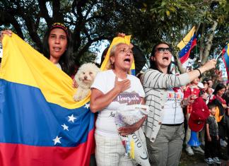 Ciudadanos venezolanos se reúnen este domingo en Bogotá para esperar los resultados de la jornada electoral presidencial en su país. EFE/Carlos Ortega
