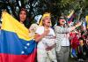 Ciudadanos venezolanos se reúnen este domingo en Bogotá para esperar los resultados de la jornada electoral presidencial en su país. EFE/Carlos Ortega