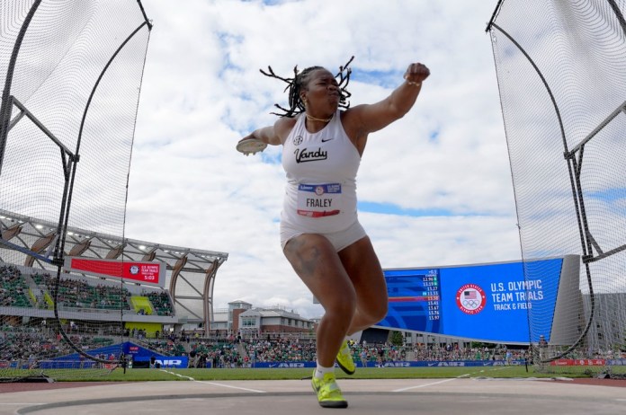 ARCHIVO - Veronica Fraley compite en la final de lanzamiento de disco femenino durante las pruebas por equipos olímpicos de atletismo de Estados Unidos el 27 de junio de 2024 en Eugene, Oregon. (Foto AP /George Walker IV, archivo)