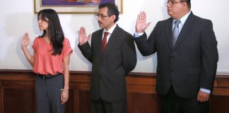 Rolando González, al centro, antes viceministro de administración ahora asume como viceministro de Regulación, Vigilancia y Control de la Salud. Foto: MSPAS