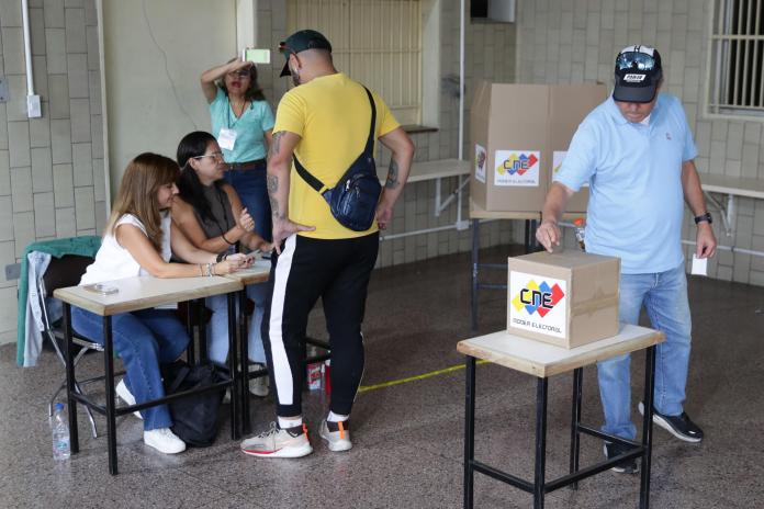 Un hombre vota este domingo en un centro de Caracas, donde más de 21 millones de venezolanos están convocados a las urnas. A las 08:00 hora local (12:00 GMT), el 95% de los 15.797 centros de votación estaban abiertos. EFE/Ronald Peña R.