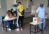 Un hombre vota este domingo en un centro de Caracas, donde más de 21 millones de venezolanos están convocados a las urnas. A las 08:00 hora local (12:00 GMT), el 95% de los 15.797 centros de votación estaban abiertos. EFE/Ronald Peña R.