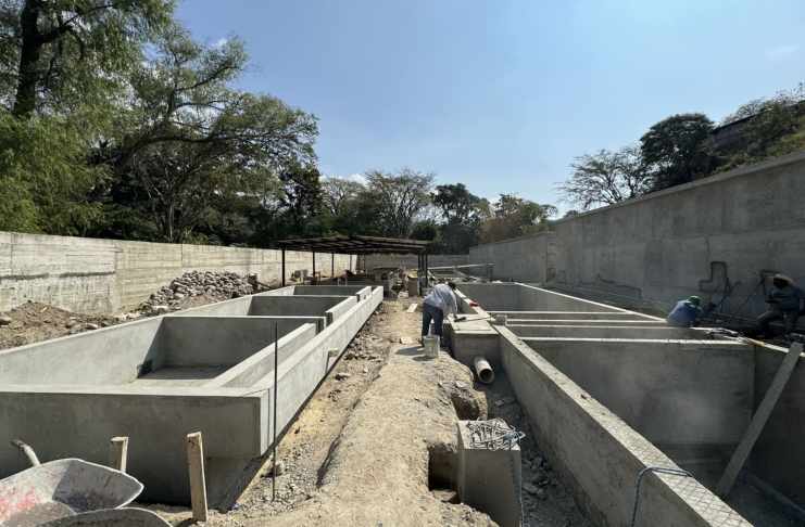 Cada año los CODEDES programas miles de obras de infraestructura, muchas de las cuales no se terminan. Vista de una planta de tratamiento de aguas residuales en Salamá, Baja Verapaz, que se construye con fondos de los CODEDES. Foto: La Hora / SNIP.