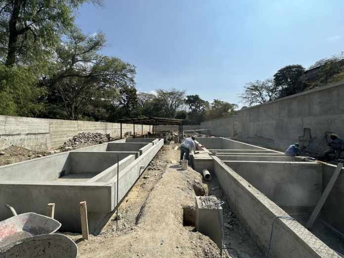 Cada año los CODEDES programas miles de obras de infraestructura, muchas de las cuales no se terminan. Vista de una planta de tratamiento de aguas residuales en Salamá, Baja Verapaz, que se construye con fondos de los CODEDES. Foto: La Hora / SNIP.