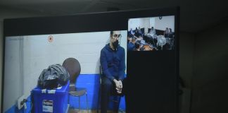 Kevin Malouf sigue presentándose a la audiencia vía videoconferencia, mientras que el resto de sindicados son trasladados a la sala de audiencias. Foto: Fabricio Alonzo.
