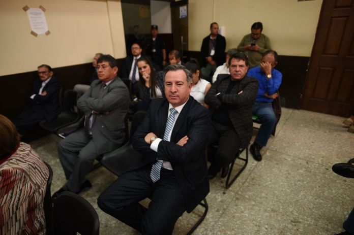 Ex diputado Luis Fernando Pérez y otros sindicados esperan resolver su situación judicial. Foto: Fabricio Alonzo
