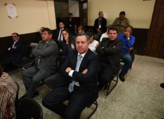 Ex diputado Luis Fernando Pérez y otros sindicados esperan resolver su situación judicial. Foto: Fabricio Alonzo