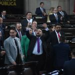 Diputados de las bancadas VAMOS y VALOR festejan la aprobación de las reformas a la Ley Temporal de Desarrollo Integral para el pago de militares retirados. Foto: Fabricio Alonzo/La Hora