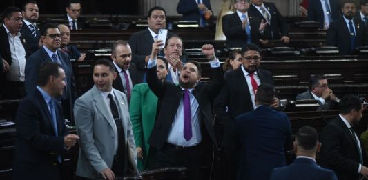 Diputados de las bancadas VAMOS y VALOR festejan la aprobación de las reformas a la Ley Temporal de Desarrollo Integral para el pago de militares retirados. Foto: Fabricio Alonzo/La Hora