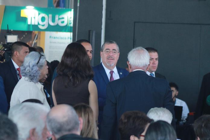 El presidente, Bernardo Arévalo, ingresa a la Feria Internacional del Libro en Guatemala (Filgua 2024). Foto: José Orozco