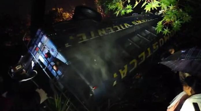 El bus cayó en una hondonada en las primeras horas del lunes 8 de julio. (Foto: Bomberos Municipales Departamentales)