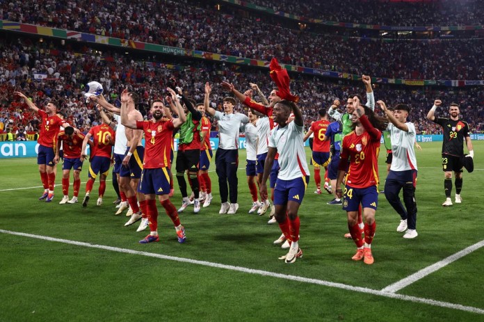 Munich (Germany), 09/07/2024.- Players of Spain celebrate with their supporters after winning the UEFA EURO 2024 semi-finals soccer match between Spain and France in Munich, Germany, 09 July 2024. (Francia, Alemania, España) EFE/EPA/ANNA SZILAGYI