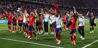 Munich (Germany), 09/07/2024.- Players of Spain celebrate with their supporters after winning the UEFA EURO 2024 semi-finals soccer match between Spain and France in Munich, Germany, 09 July 2024. (Francia, Alemania, España) EFE/EPA/ANNA SZILAGYI