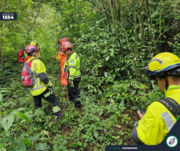 Los Bomberos Departamentales continúan con las labores de búsqueda de la avioneta. (Foto: Bomberos Departamentales)