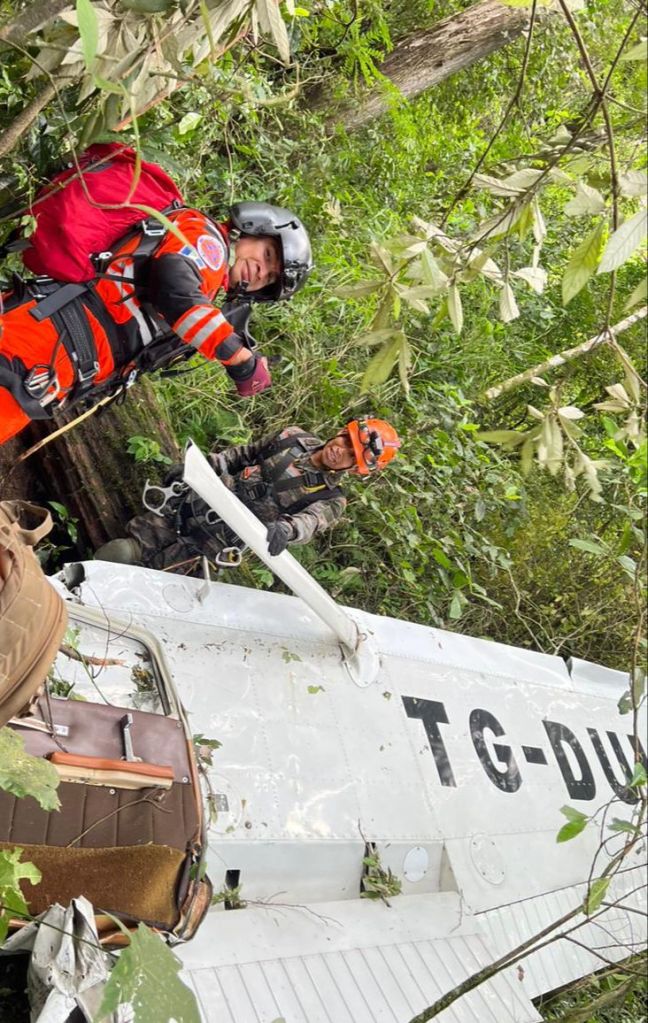 Los Bomberos Voluntarios y el Ejército llegaron hasta el lugar donde se hallaron los restos de la avioneta. Foto: CVB