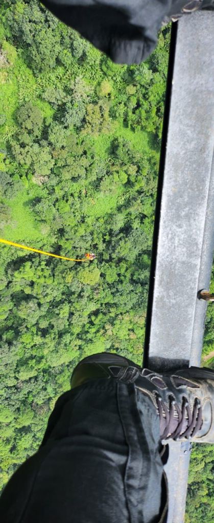 Los bomberos voluntarios bajaron desde el helicóptero debido a la inaccesibilidad del lugar donde ocurrió el hallazgo.FOTO CVB