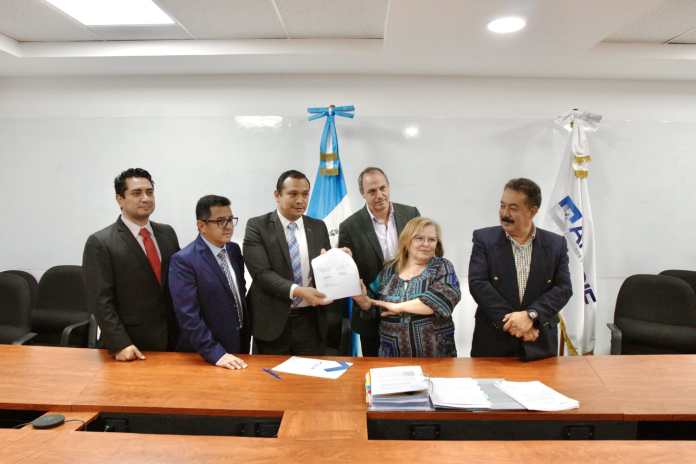 Autoridades del Ministerio de Comunicaciones, ANADIE y Convía suscriben el acta para el inicio de la autopista Escuintla - Puerto Quetzal. Foto: Cortesía