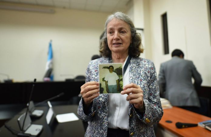 Jennifer Harbury, esposa de Efraín Bámaca, queda pendiente de fecha para rendir declaración por desaparición de su esposo. Foto: Fabricio Alonzo.