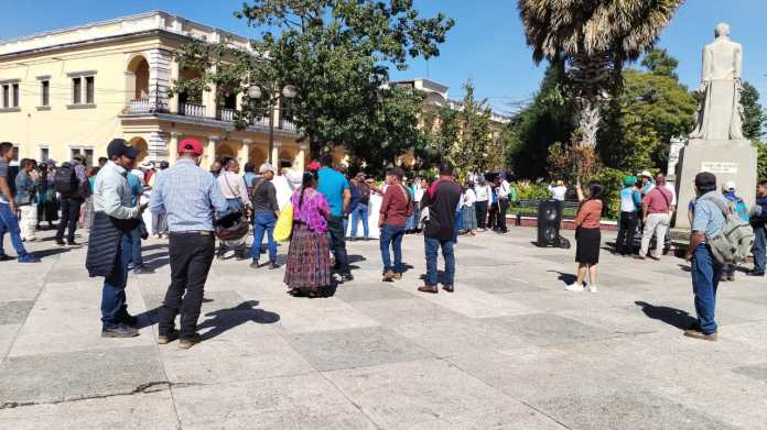 Autoridades indígenas de Alta Verapaz realizan una manifestación pidiendo que se libere la sede tomada por el STEG. (Foto: PDH)