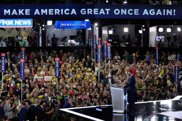 El candidato republicano a la vicepresidencia de EEUU, el senador JD Vance, habla durante la Convención Nacional Republicana el miércoles 17 de julio de 2024 en Milwaukee. (AP Foto/Paul Sancya)