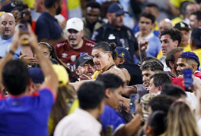 Darwin Núñez de Uruguay se pelea con sus fans después de que Uruguay en la Copa América 2024. . EFE/EPA/BRIAN WESTERHOLT