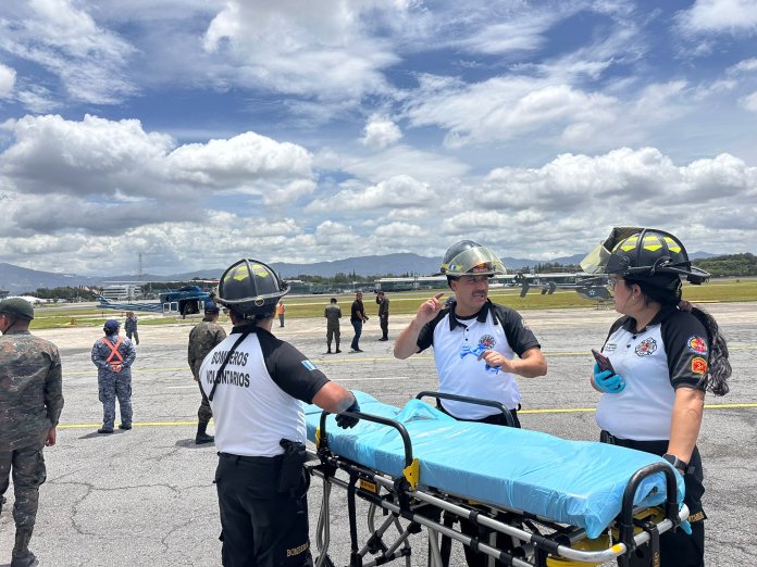 Los cuerpos de socorro esperaban los restos de los ocupantes de la aeronave que fueron llevados por la vía aérea. Foto: CVB