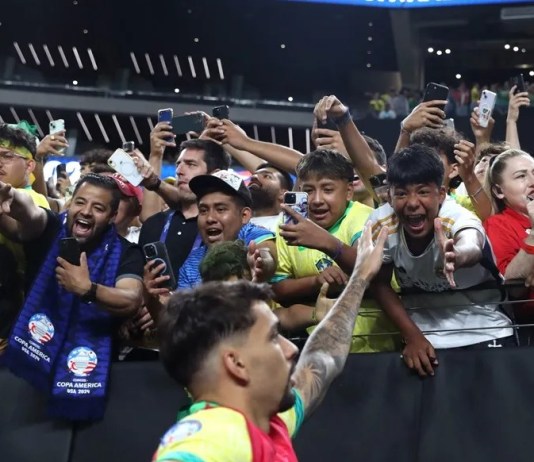 Aficionados de Brasil al saludar a los integrantes de su selección de fútbol, entre ellos Lucas Paquetá (abajo), antes del partido contra Paraguay, en el estadio Allegiant de Las Vegas (Nevada, EE.UU.). EFE/Caroline Brehman