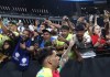 Aficionados de Brasil al saludar a los integrantes de su selección de fútbol, entre ellos Lucas Paquetá (abajo), antes del partido contra Paraguay, en el estadio Allegiant de Las Vegas (Nevada, EE.UU.). EFE/Caroline Brehman