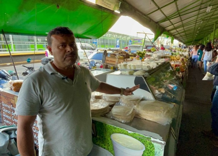 Uno de los vendedores del mercado La Placita explicó la situación que enfrentan con sus productos. 