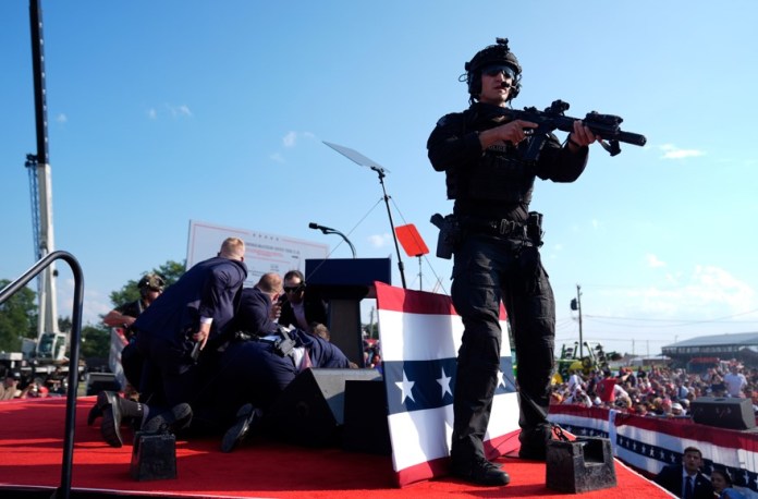 El candidato presidencial republicano y expresidente Donald Trump es cubierto por agentes del Servicio Secreto de Estados Unidos en un acto de campaña, el sábado 13 de julio de 2024, en Butler, Pensilvania. (Foto AP/Evan Vucci)