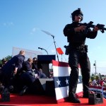 El candidato presidencial republicano y expresidente Donald Trump es cubierto por agentes del Servicio Secreto de Estados Unidos en un acto de campaña, el sábado 13 de julio de 2024, en Butler, Pensilvania. (Foto AP/Evan Vucci)