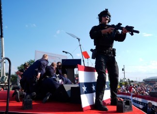 El candidato presidencial republicano y expresidente Donald Trump es cubierto por agentes del Servicio Secreto de Estados Unidos en un acto de campaña, el sábado 13 de julio de 2024, en Butler, Pensilvania. (Foto AP/Evan Vucci)