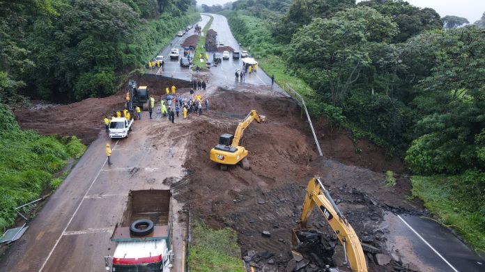 Con las primeras lluvias del año, en el kilómetro 44 de la autopista Palín-Escuintla se produjo un hundimiento de grandes proporciones que ha causado serios daños a la economía. Foto: La Hora /CIV.