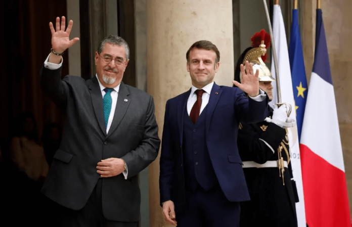 El presidente Bernardo Arévalo es quien prácticamente se ha encargado de conducir la política exterior, según Andrade. En la foro en una de sus giras con el presidente de Francia, Emmanuel Macron. Foto: Gobierno de Guatemala. 