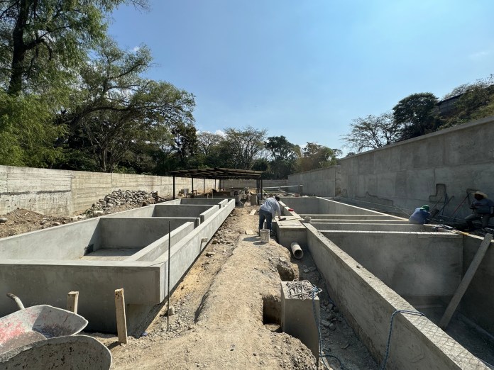 Cada año los CODEDES programas miles de obras de infraestructura, muchas de las cuales no se terminan. Vista de una planta de tratamiento de aguas residuales en Salamá, Baja Verapaz, que se construye con fondos de los CODEDES. Foto: La Hora / SNIP. 