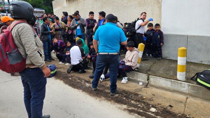 Varios niños tuvieron que ser trasladados a un centro asistencial. (Foto: Bomberos Voluntarios)