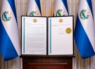 Bukele sancionó la ley que suspende impuestos a más de 100 productos por 10 años. Foto: Gobierno de El Salvador