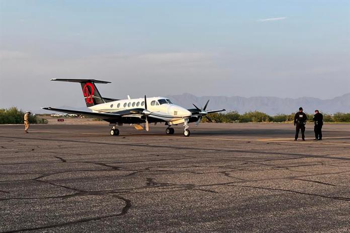 Fotografía donde se observa el avión privado donde fueron transportados Ismael 