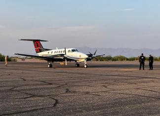 Fotografía donde se observa el avión privado donde fueron transportados Ismael "el Mayo" Zambada y Joaquín Guzmán López, en un aeropuerto privado este jueves, de Santa Teresa, Nuevo México (Estados Unidos). EFE/ César Contreras