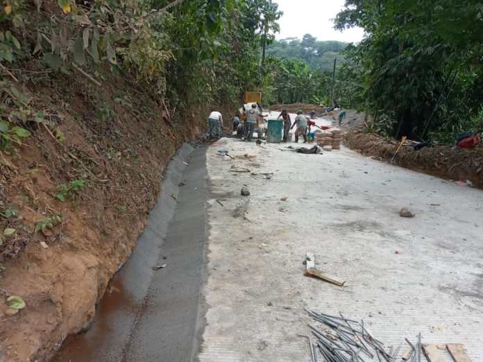 Camino rural en Escuintla, construido con fondos de los Consejos de Desarrollo. Foto: La Hora / SNIP. 