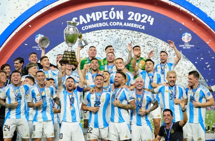 Los jugadores de Argentina alzan el trofeo de la Copa América tras vencer 1-0 a Colombia en la final, el lunes 15 de julio de 2024, en Miami Gardens, Florida. (AP Foto/Rebecca Blackwell)