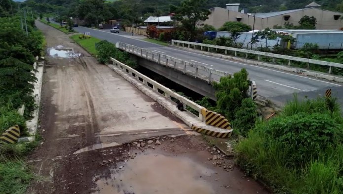 El tramo que no se ha trabajado está intransitable. Foto: La Hora / José Orozco. 