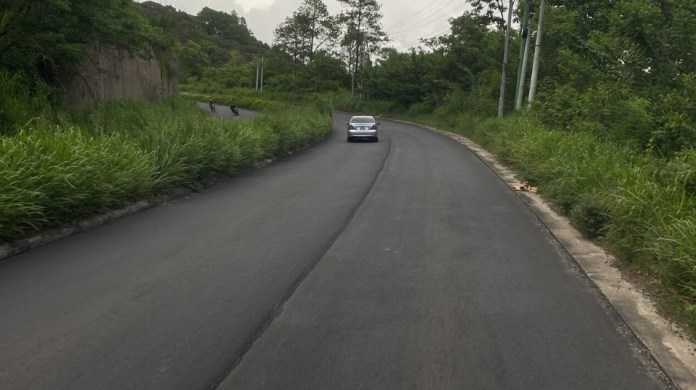 Tramo de la ruta en donde, en el carril derecho se vertió solo una capa de asfalto. Foto: La Hora / José Orozco. 