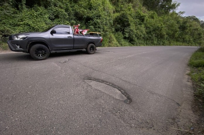 Parte de la ruta que no se ha trabajado está en malas condiciones. Foto: La Hora / José Orozco. 